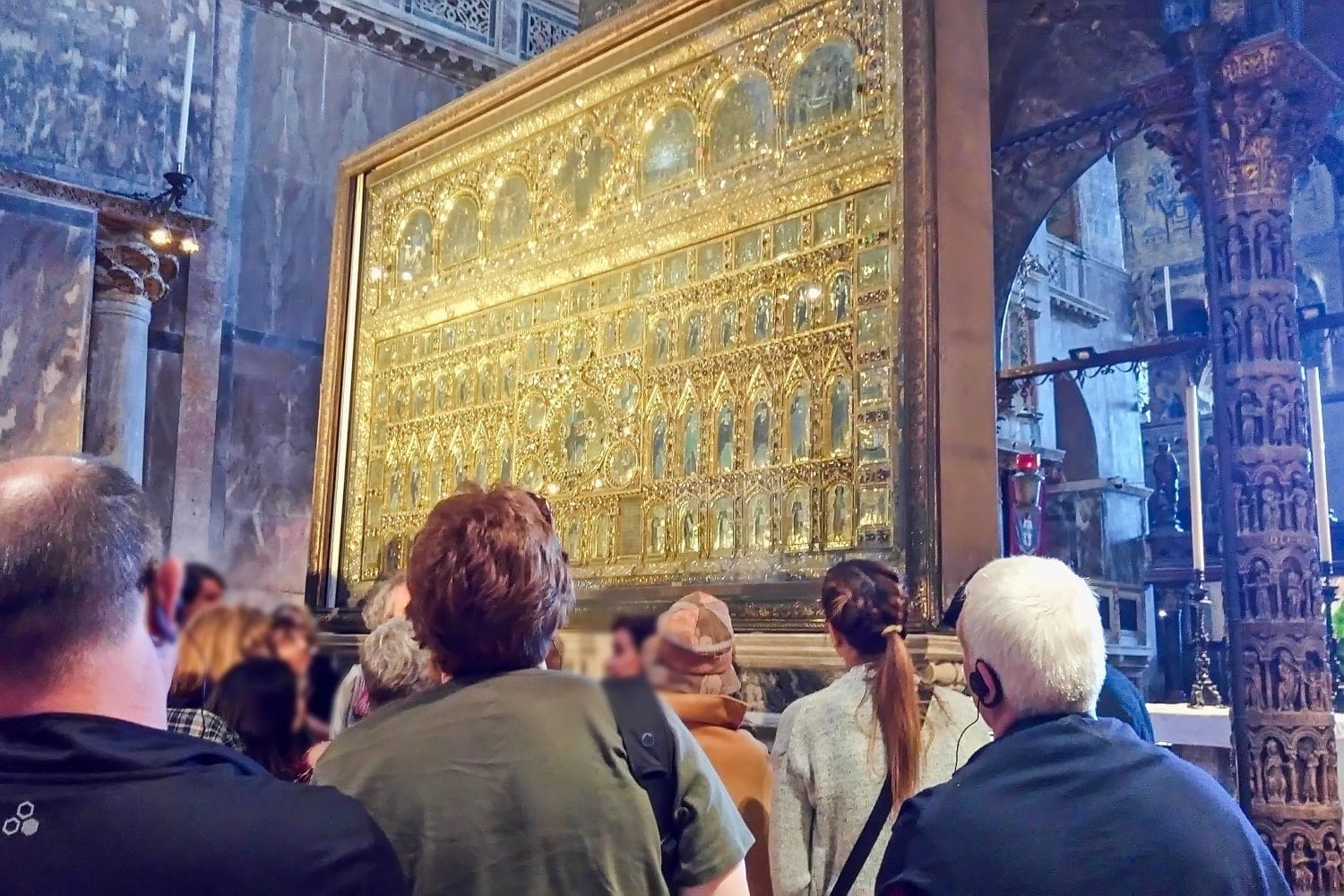 tour in basilica san marco in venice with a lot of people standing in front of pala d'oro