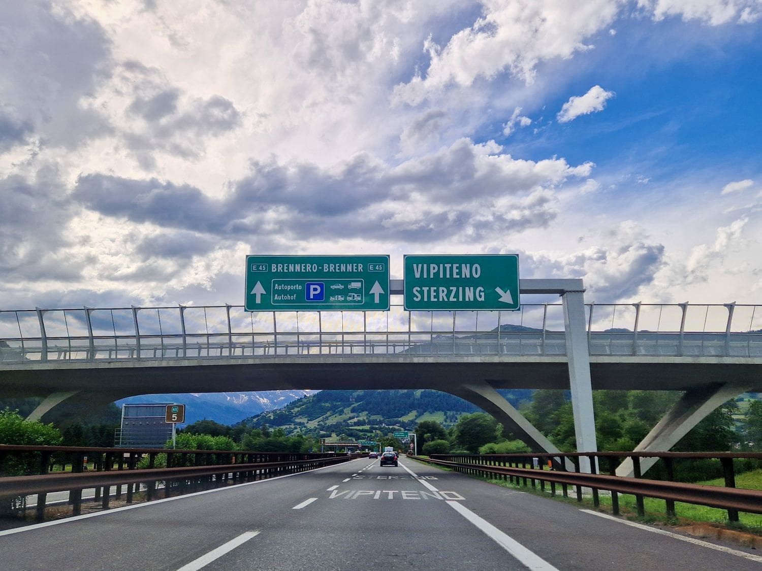 sign on a highway in italy showing brennero direction and vipiteno exit