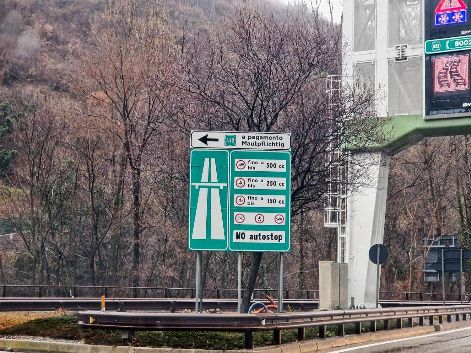 an italian toll road sign showing who is allowed on the highway